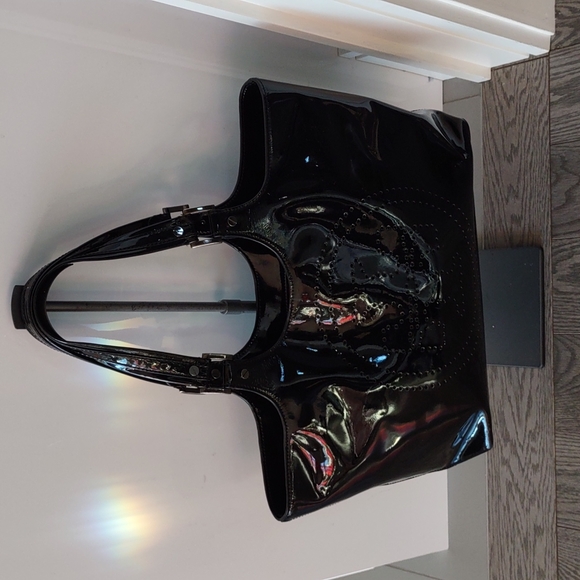 Handbags - Beautiful shoulder bag by Tory Burch 🌼☘️🍀